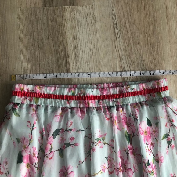 Chic Floral Maxi Skirt in Pink and White - Picture 4 of 9